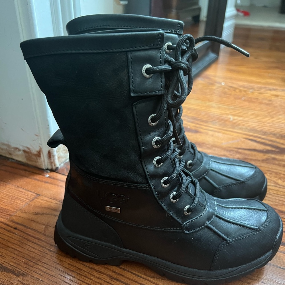 Boy’s UGG Adirondack boots Size 5